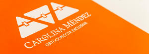 Imagen sección nuestra filosofía con el logotipo Clínica Ortodoncia en Vilagarcía Carolina Méndez