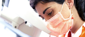 Doctora trabajando en la Clínica de Ortodoncia en Vilagarcía Clinica de ortodoncia, tratamientos dentales